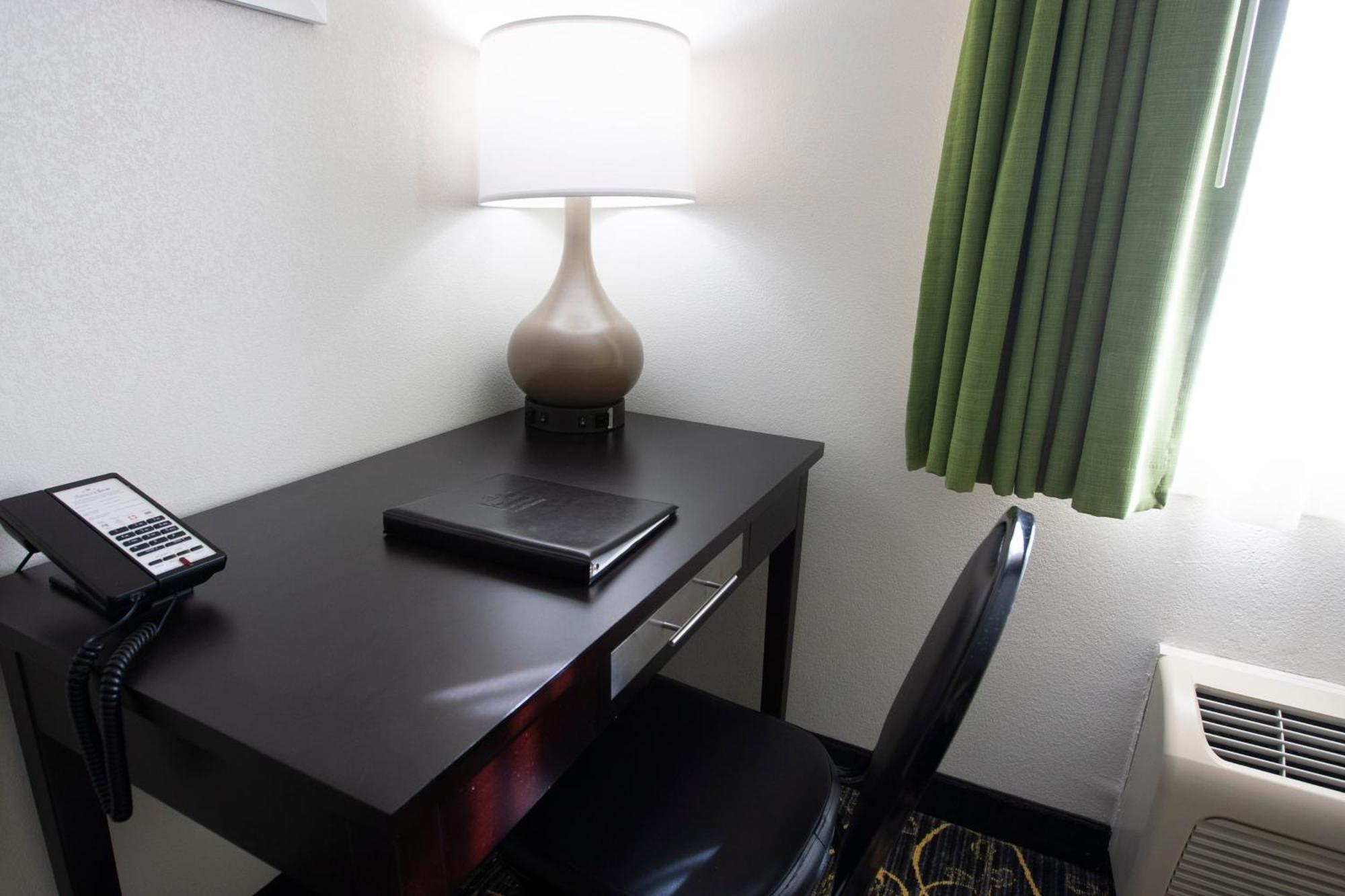 Americinn And Suites By Wyndham Delafield-Waukesha-Milwaukee Quarto foto