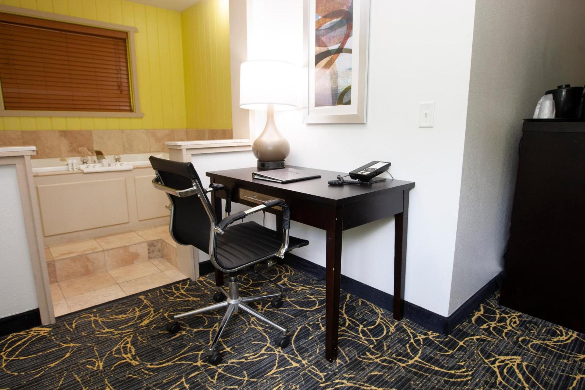 Americinn And Suites By Wyndham Delafield-Waukesha-Milwaukee Quarto foto